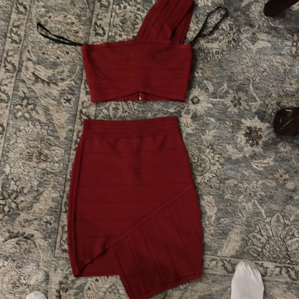 BEBE  XS 2pc  HALTER/SKIRT Deep red